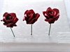 3 stk. Voksede røde skum roser på tråd. Ø ca. 4 cm. Velegnet i dekorationer 